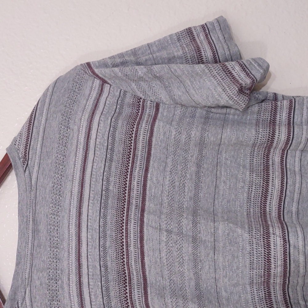 SLIGHTLY USED VANS T-SHIRT SIZE L COLOR GRAY AND BURGUNDY HAS POCKET - Picture 9 of 11